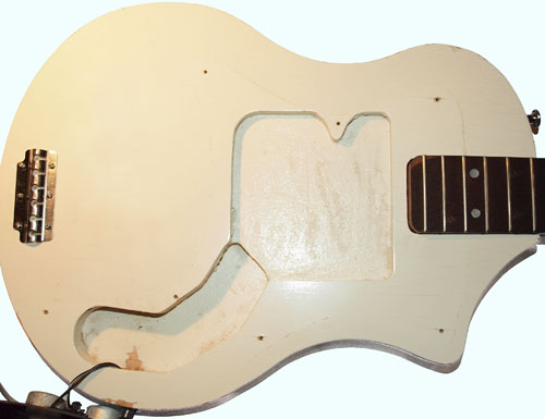 The body route of this Vox body was capable of holding one or two pickups, allowing it to be equipped as a Vox Stroller or a Vox Shadow